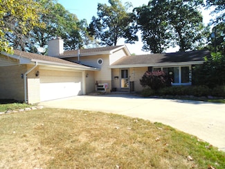 319 Crestwood Dr, Hobart, IN 46342