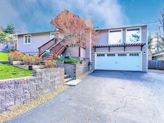 1594 Angelcrest Dr, Medford, OR 97504