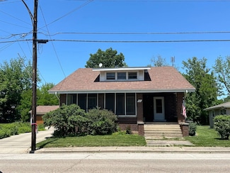422 E 1st St S, Carlinville, IL 62626
