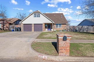 1121 NE 4th St, Moore, OK 73160