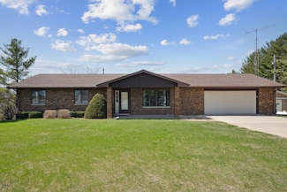 11163 Sroka Ln, Epworth, IA 52045