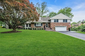 45 Pool Dr, Roslyn, NY 11576