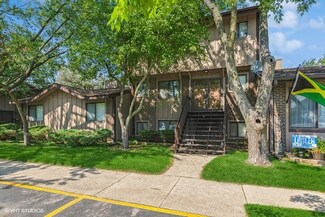 692 Circle Dr, Roselle, IL 60172
