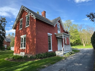 80 Oak St, Champlain, NY 12919