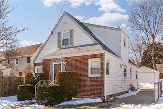 521 S 12th St, New Hyde Park, NY 11040