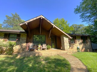 1031 Trainer Ave, Burns, TN 37029