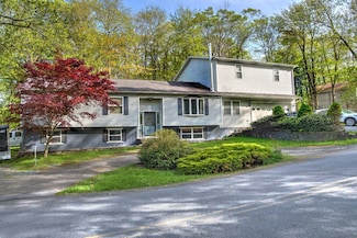 9105 Belvedere Rd, Tobyhanna, PA 18466