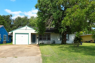 405 Center Way St, Lake Jackson, TX 77566