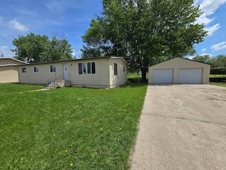 215 W 7th St, Redfield, SD 57469