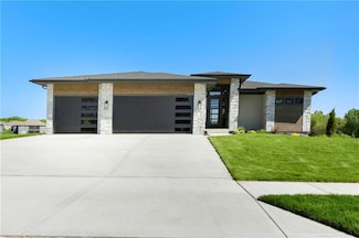 3929 SW Flintrock Dr, Lee's Summit, MO 64082