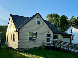350 S 9th St, Bird Island, MN 55310