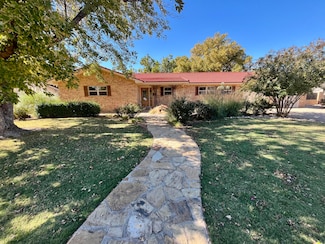 1407 Amarillo St, Plainview, TX 79072