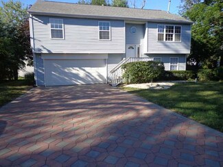 21536 W Highland Dr, Lake Zurich, IL 60047