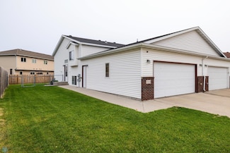 3324 10th St S, Moorhead, MN 56560