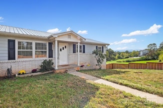 94 Church St, Weaverville, NC 28787