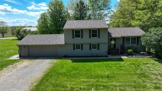 8817 Rezy Rd, Staunton, IL 62088