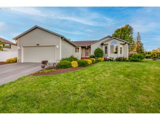 425 W 8th St, La Center, WA 98629
