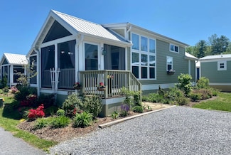 43 Skipping Stone Ln, Flat Rock, NC 28731