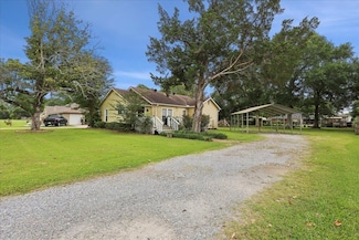 751 Bridgeview St, Bridge City, TX 77611