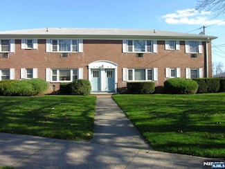 40 Manchester Ct, Wayne, NJ 07470