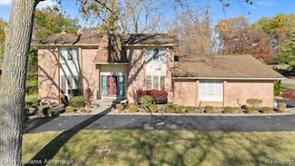 23500 Coventry Woods Ln, Southfield, MI 48034