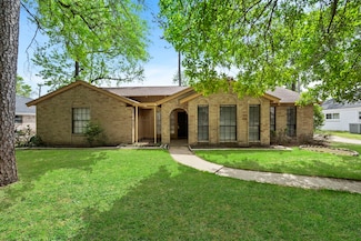 6615 Point Clear Dr, Houston, TX 77069