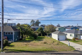 112 SW Lee St, Newport, OR 97365