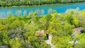 43 Rio Ln, Falling Waters, WV 25419
