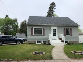 617 N 16th St, Grand Forks, ND 58203