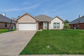 811 Meadow View Dr, Cleburne, TX 76033