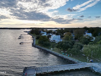 1109 Broad St, Oriental, NC 28571