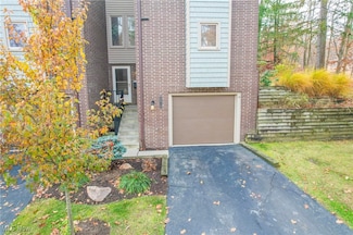 6810 W Fitzwater Rd, Brecksville, OH 44141