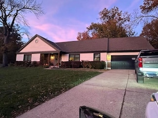 10227 Oakridge Cir, Overland Park, KS 66212