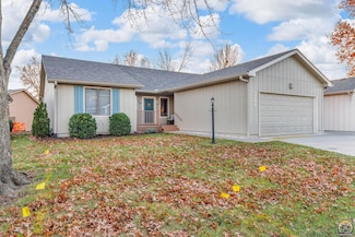 5709 SW Quail Cove Cir, Topeka, KS 66614