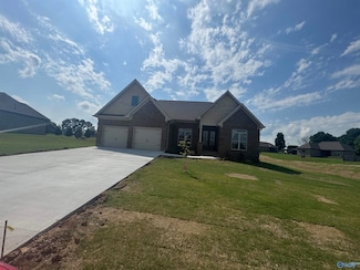 215 Dogwood Dr, Rogersville, AL 35652