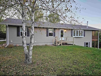 E928 S River Rd, Iola, WI 54945