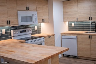 33 Kossuth St, Newark, NJ 07105