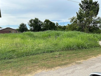 213 4th St, Rockdale, TX 76567