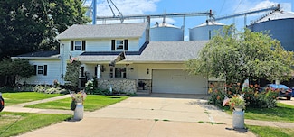 415 W 4th St, Lostant, IL 61334