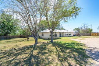 8013 County Road 128, Floresville, TX 78114