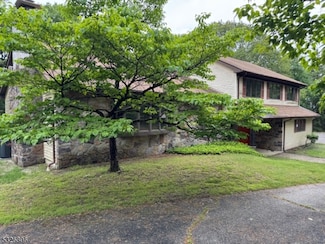 27 Sunset Lake Rd, Hardwick Township, NJ 07825