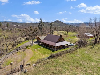 688 Worthington Rd, Eagle Point, OR 97524