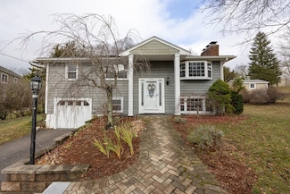 2 Skyline Dr, Franklin, MA 02038