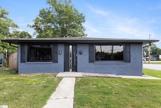 327 W Main St, Clinton, SC 29325