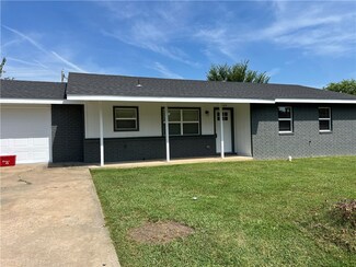 1109 Hummingbird Ln, Siloam Springs, AR 72761