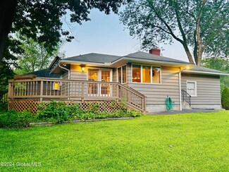 11 Whitehead St, Selkirk, NY 12158