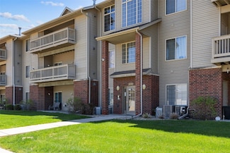 250 Cimarron Dr Unit 207, Hiawatha, IA 52233