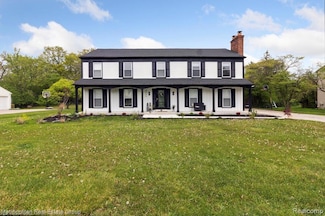 5242 Cedarhurst Dr, West Bloomfield, MI 48322