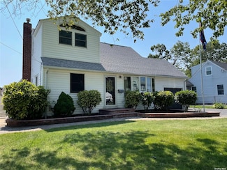 475 N Putnam Ave, Lindenhurst, NY 11757