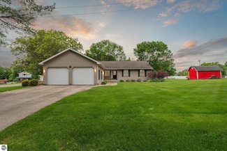 318 S 3rd St, Carson City, MI 48811